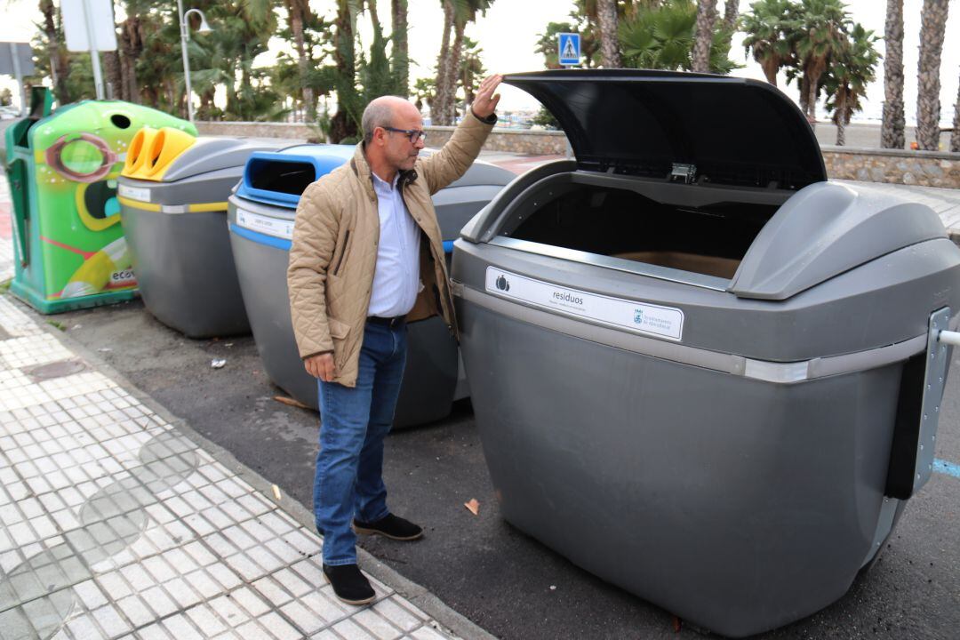 El concejal de medio ambiente en el ayuntamiento de Almuñécar, Luís Aragón, presenta nuevos contenedores de reciclaje. IMAGEN DE ARCHIVO