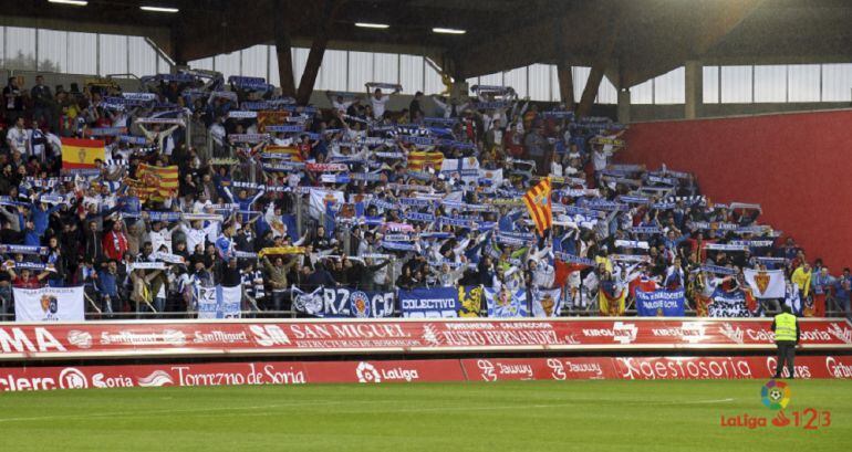 La afición del Real Zaragoza estuvo apoyando al equipo en Los Pajaritos