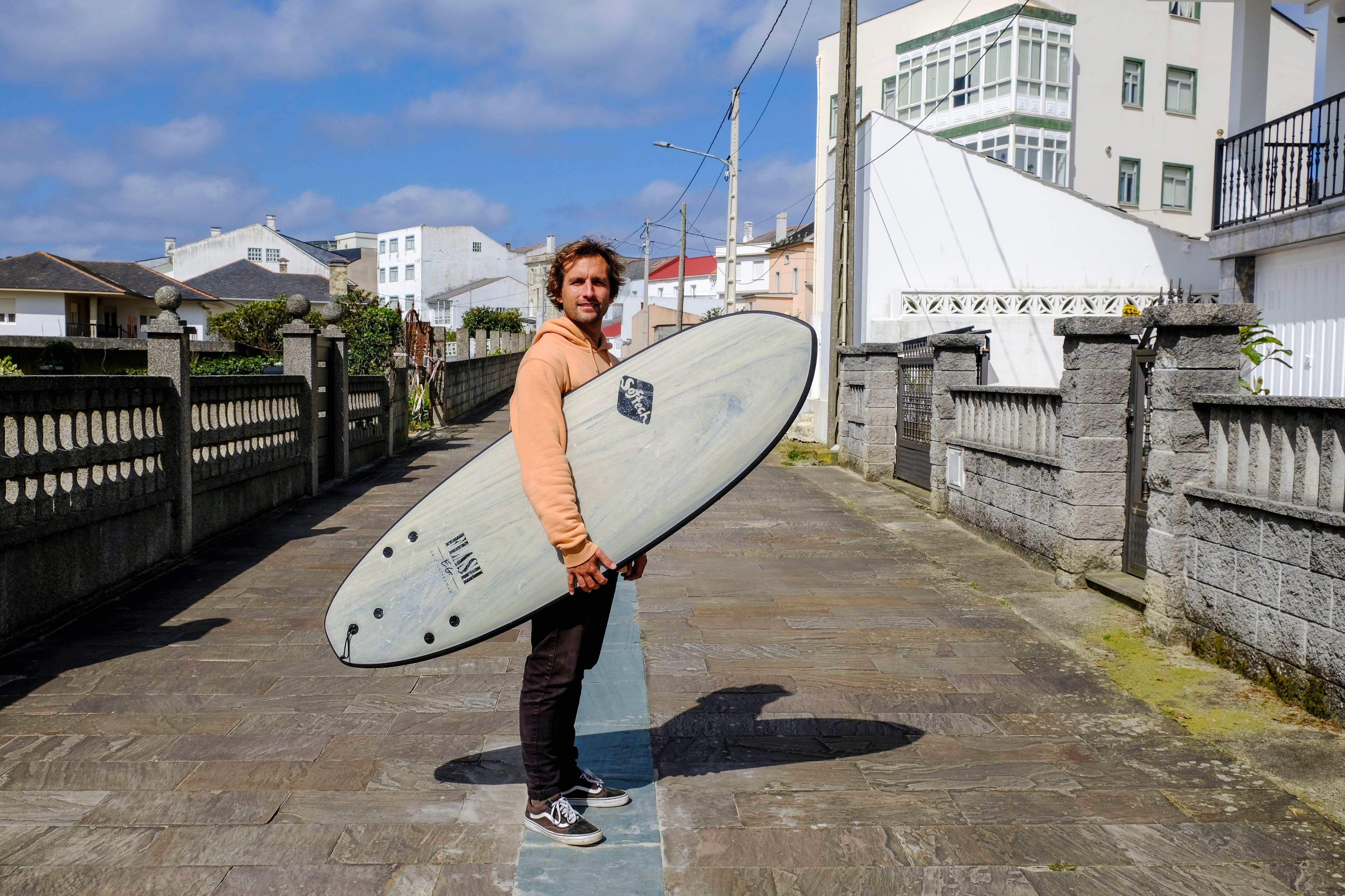 Pablo Maciñeira, director de Ortegal Surf Escola y socio de Naterra Lodge, en Espasante. La comarca de Ortegal se consolida como destino turístico alternativo en Semana Santa con una propuesta alejada de la masificación y basada en iniciativas relacionadas con la práctica del surf o el alojamiento en pleno contacto con la naturaleza. EFE/Kiko Delgado.