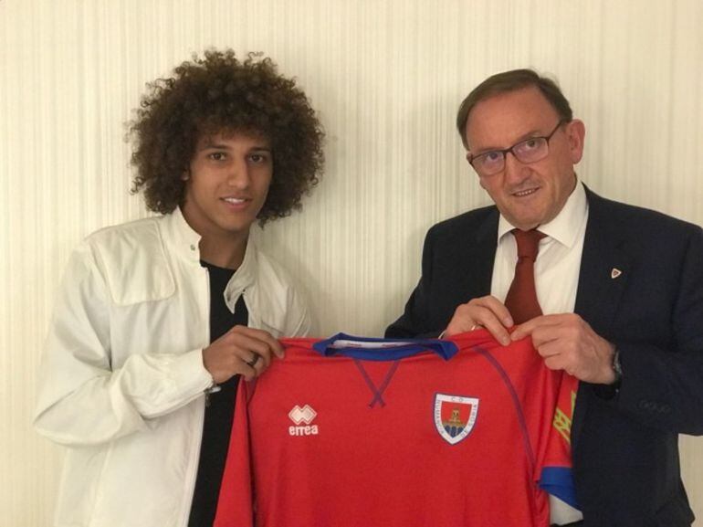 Al Namer, nuevo jugador del Numancia, junto al presidente del club, Francisco Rubio.