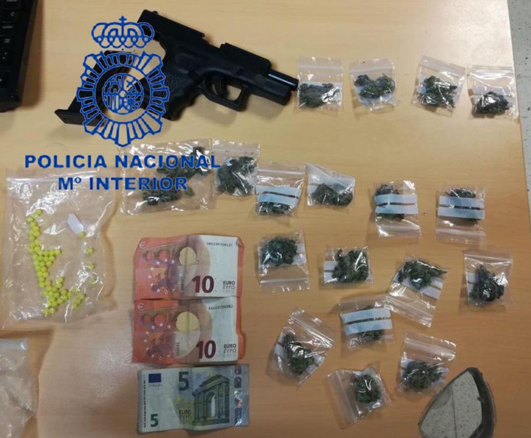 Material incautado a un menor de 16 años tras supuestamente vender marihuana en las inmediaciones de un centro educativo