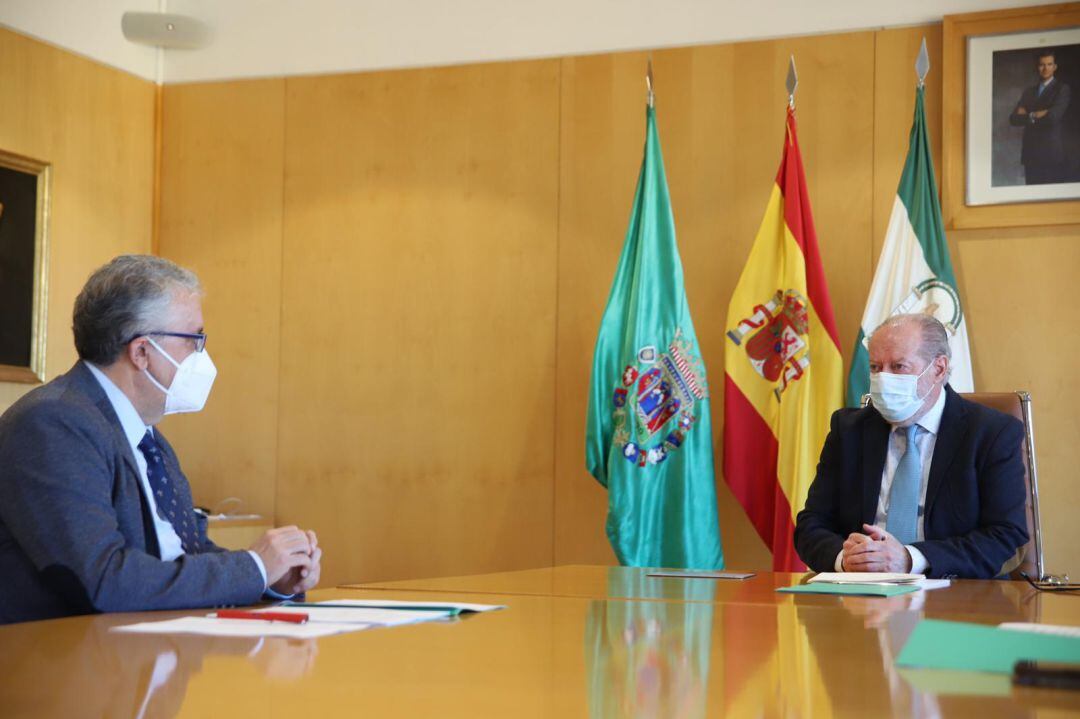 Villalobos y el alcalde de Bormujos durante su reunión de trabajo en torno al Proyecto NIDO