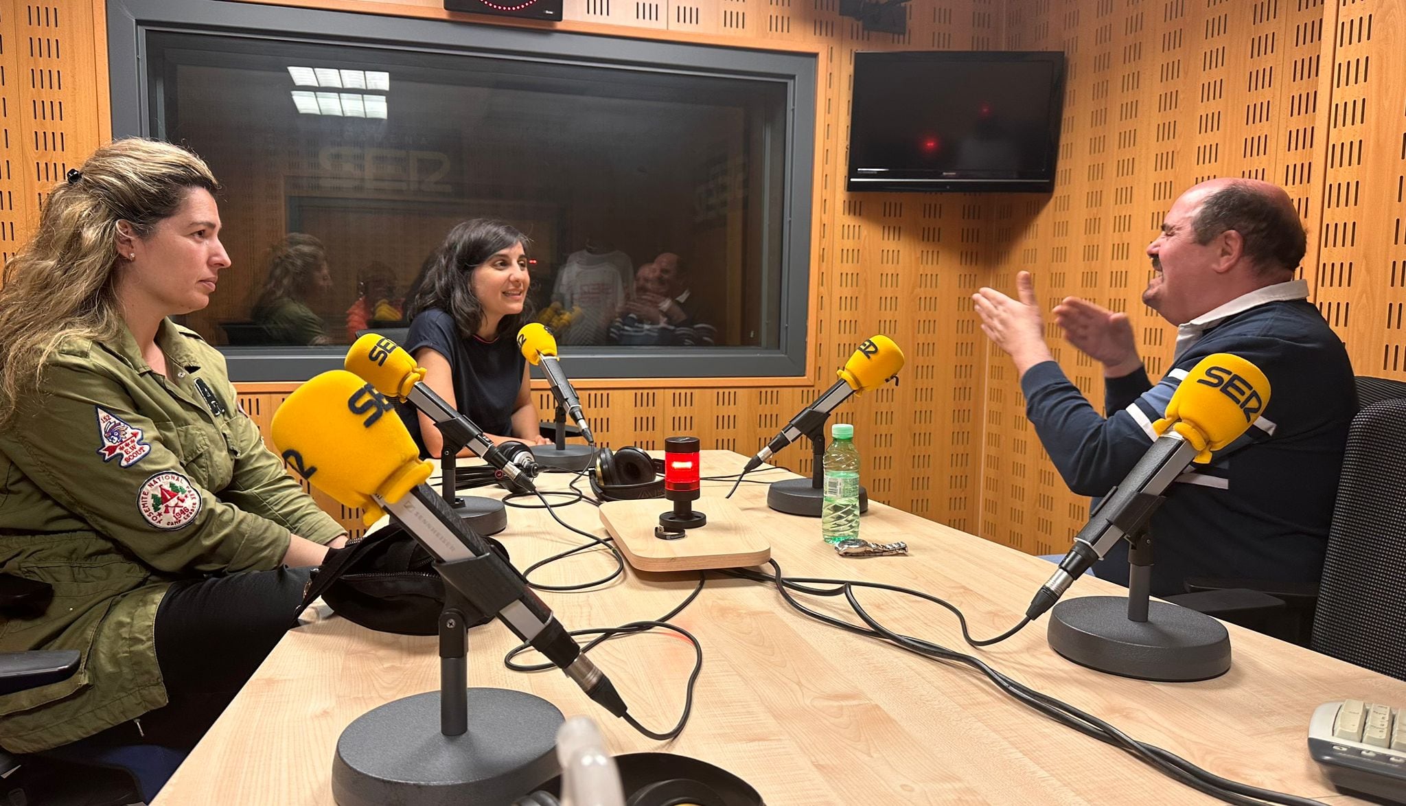 Estefanía Villaverde, Raquel Rodríguez, intérprete y Luis Javier Lázaro  en los estudios de Radio Palencia