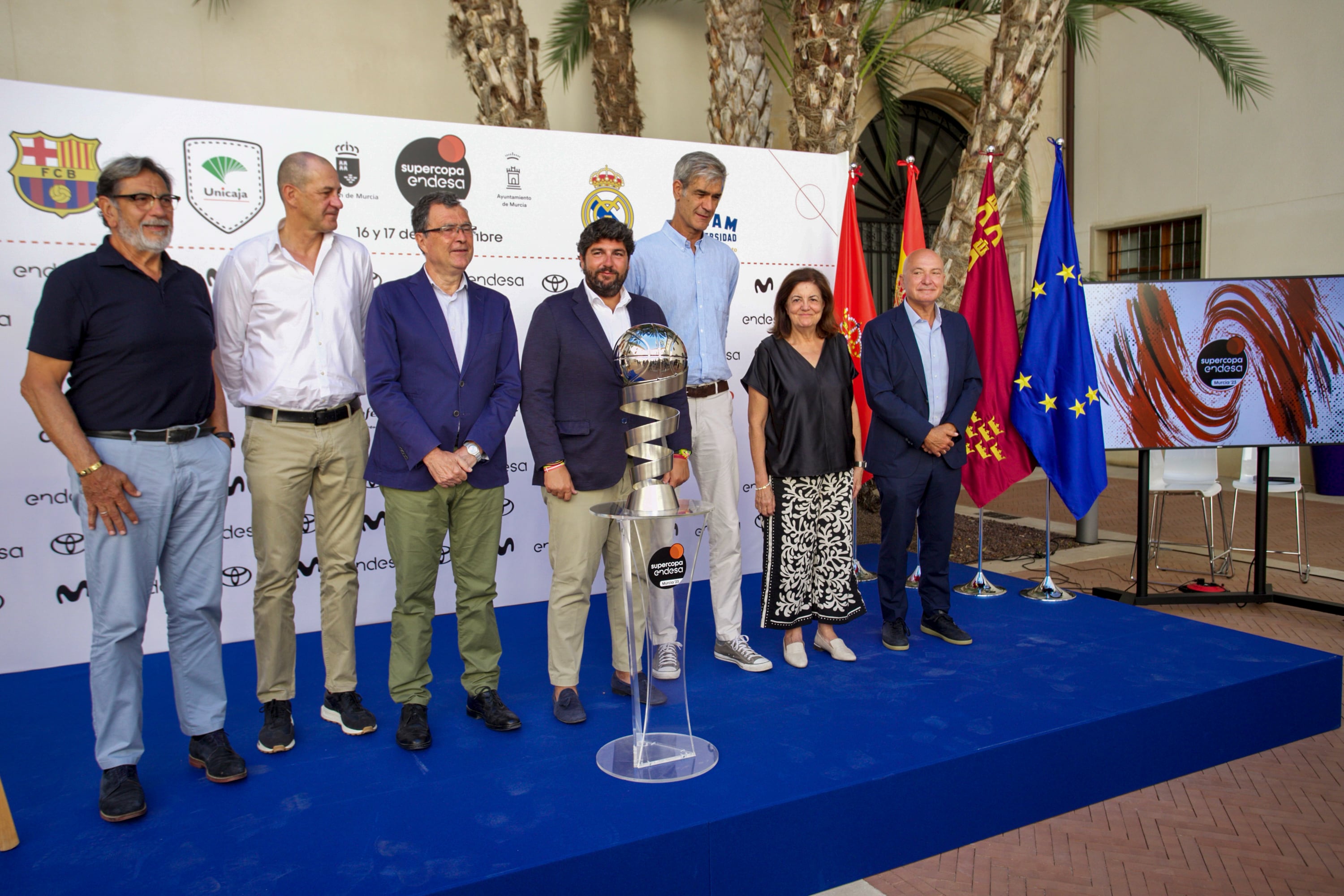 MURCIA, 22/08/2023.- El presidente de la comunidad autónoma de Murcia en funciones, Fernando López Miras (c); junto al el presidente de la ACB, Antonio Martín (3d); la presidenta del UCAM Murcia, María Dolores García Mascarell (2d); el alcalde de Murcia, José Ballesta (3i), y resto de personalidades, asisten este martes en el Palacio de San Esteban de Murcia al sorteo de emparejamientos de la Supercopa Endesa Murcia 2023, que ha resultado con los enfrentamientos del Barça-Real Madrid y Unicaja-UCAM para las semifinales de la competición, que se celebrará el 16 y 17 de septiembre. EFE/ Juan Carlos Caval
