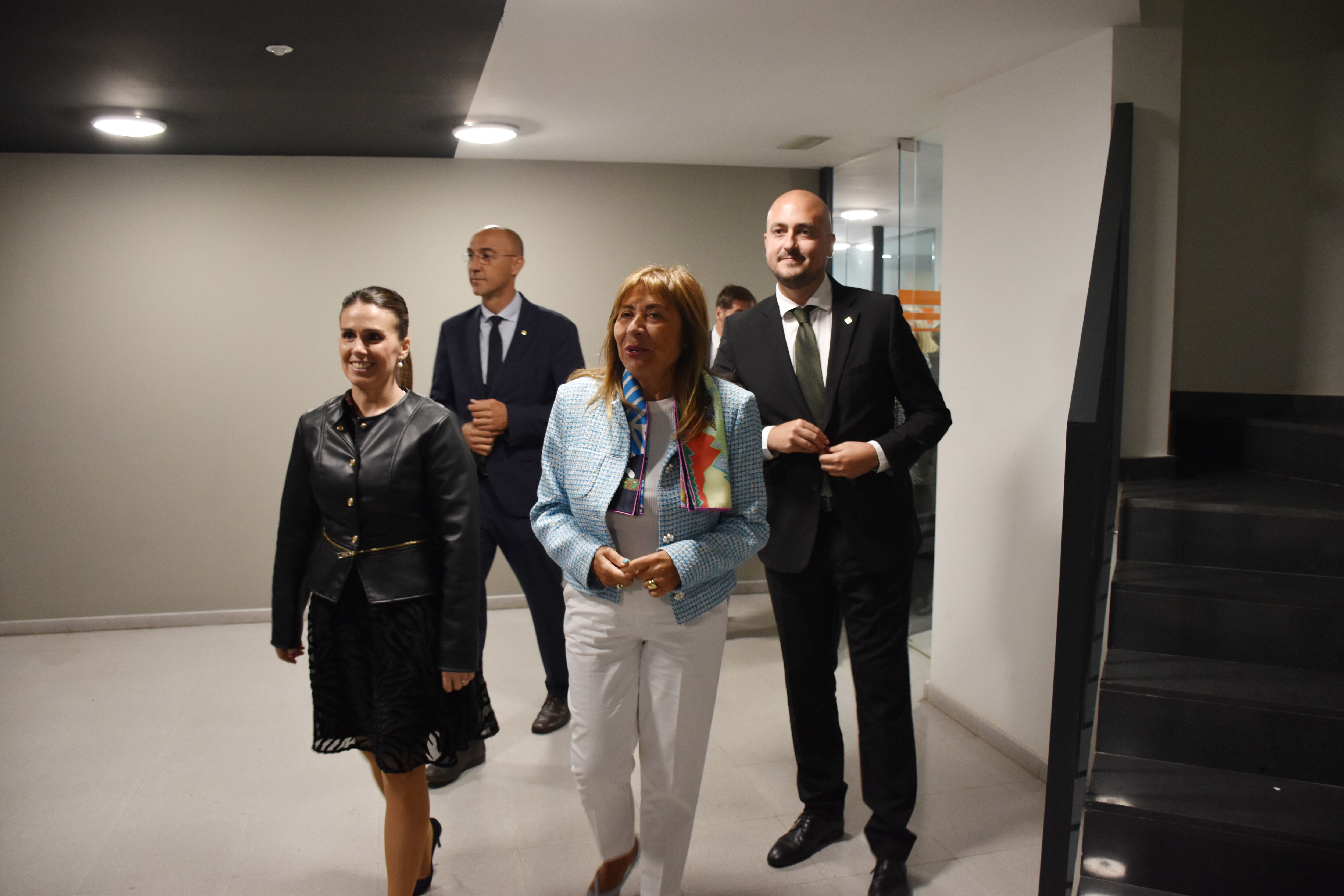 La ministra de Preisdència, Economia Treball i Habitatge, Conxita Marsol, amb la cònsol major d'Encamp, Laura Mas