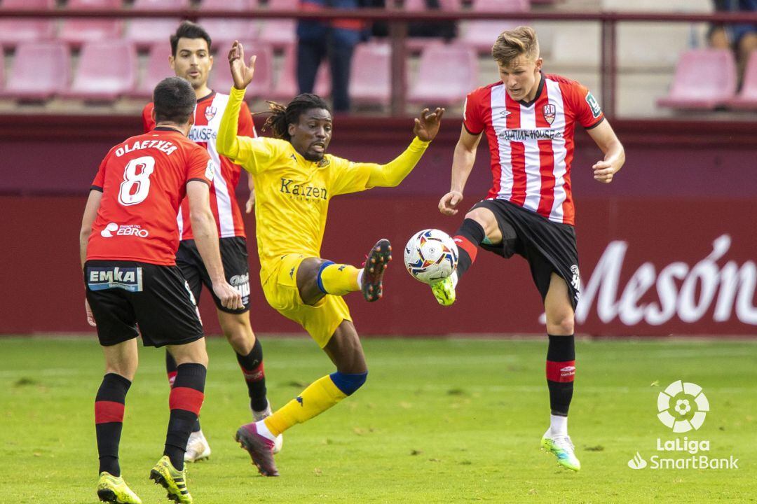 Olaetxea, Andy y Bogusz rodean a Boateng.