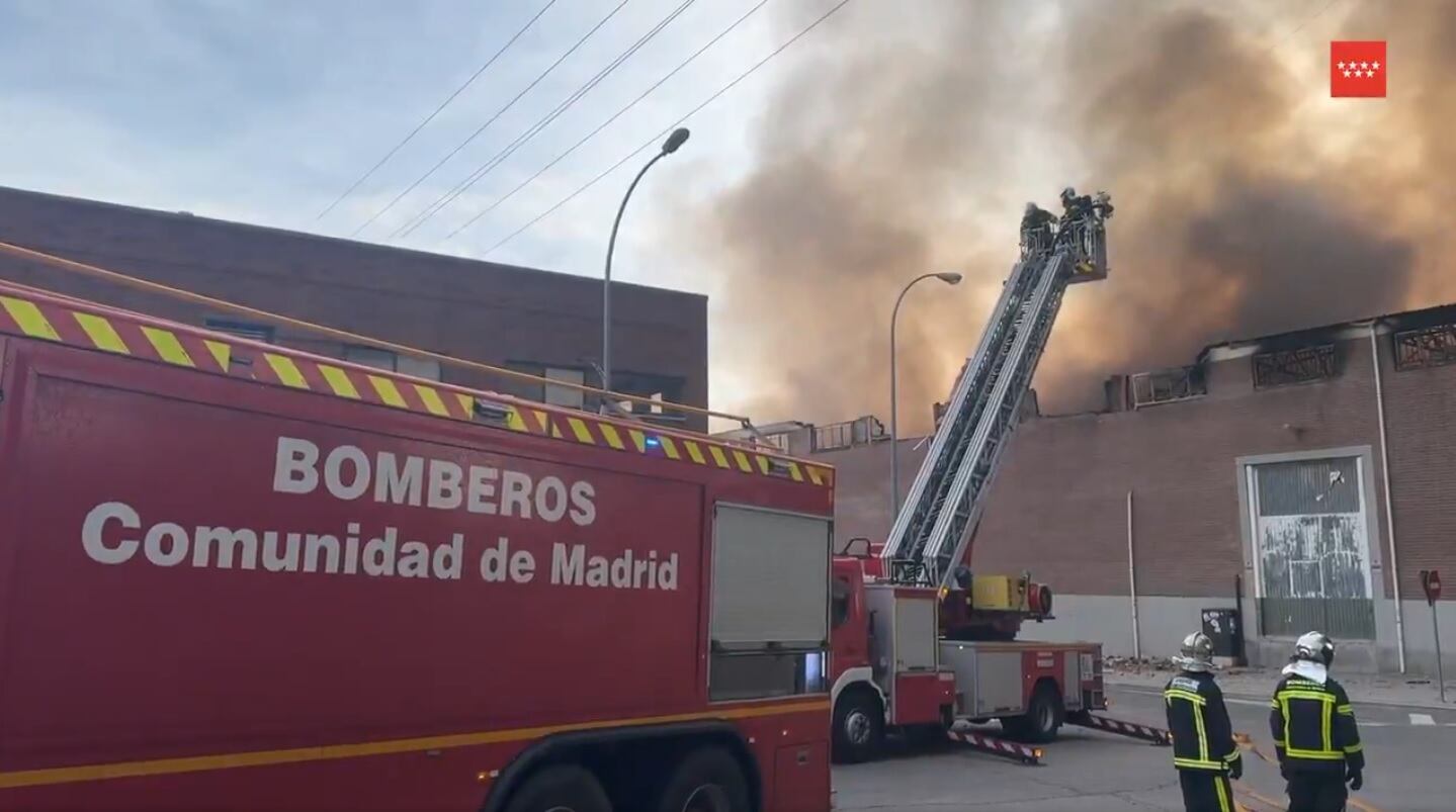 Imagen de bomberos de la Comunidad de Madrid interviniendo en un incendio en Fuenlabrada junto a bomberos municipales, en una de las últimas actuaciones conjuntas antes de que estos últimos pasen a depender de la administración regional