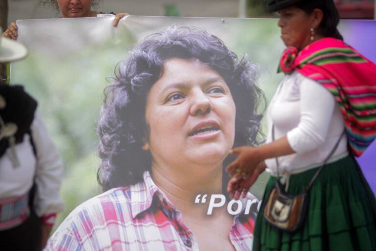 Integrantes de la Red Latinoamericana de Mujeres Defensoras de los Derechos Sociales y Ambientales rinden un homenaje a la ambientalista y activista hondureña Berta Cáceres