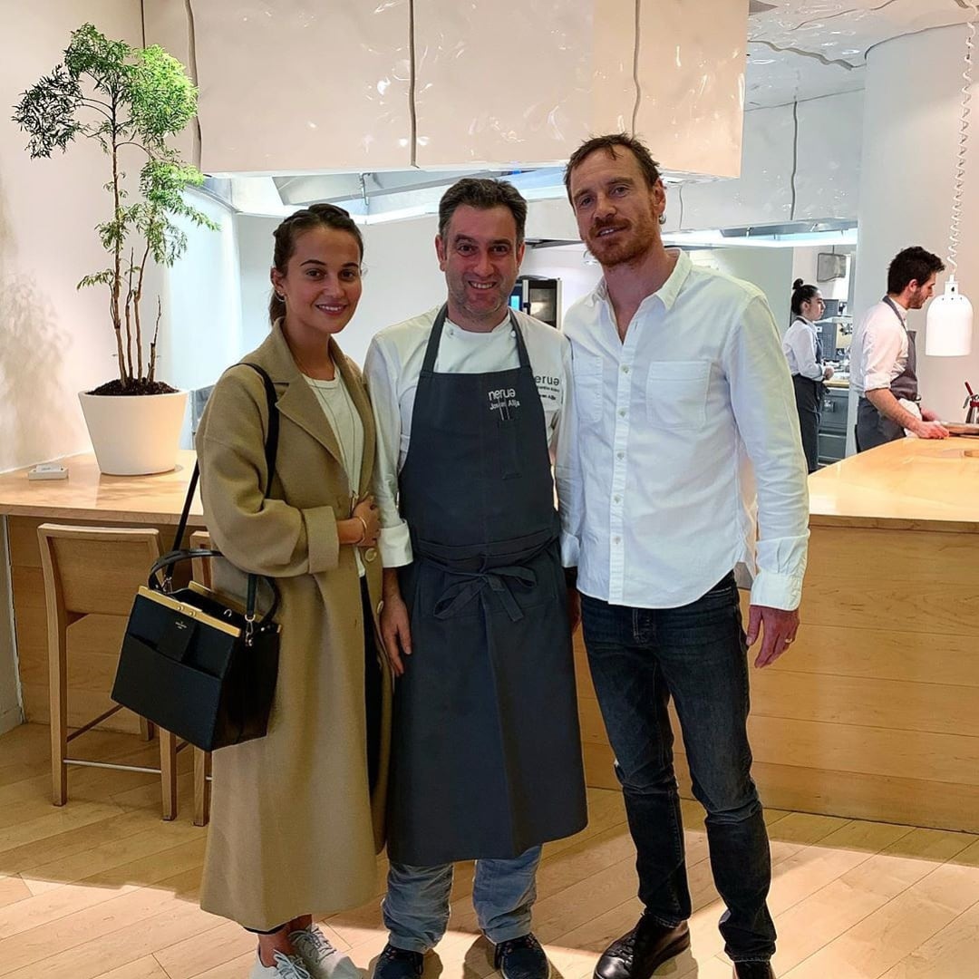 Michael Fassbender y Alicia Vikander con Josean Alija