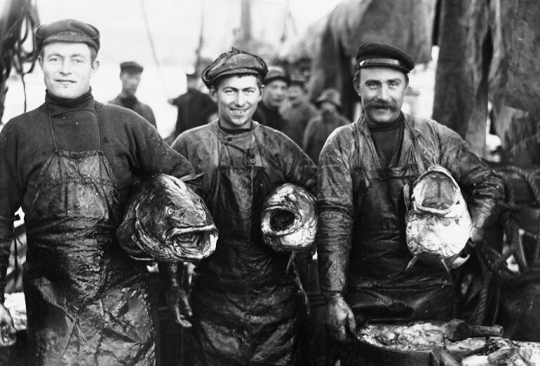 Tres noruegos sostienen bacalao. 1910, Norsk Folkemuseum