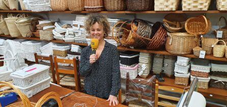 Itxaso Ferarios en el mostrador de Cestería Alonso, en Belostikalle 15