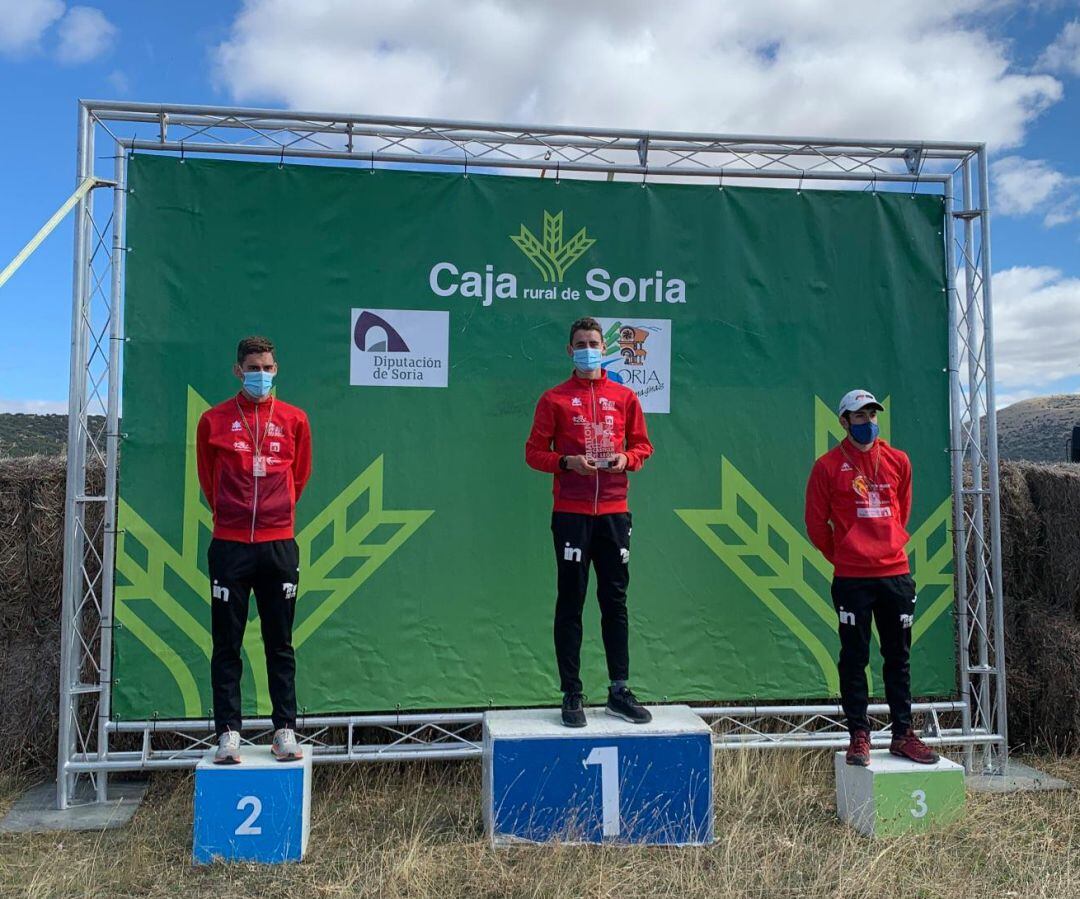 Podio del Regional de Duatlón Cross, con los hermanos Izquierdo en lo más alto del podio.