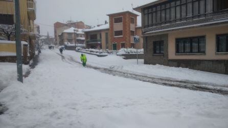 Los servicios de limpieza trabajando en la calle San Pedro del Barco