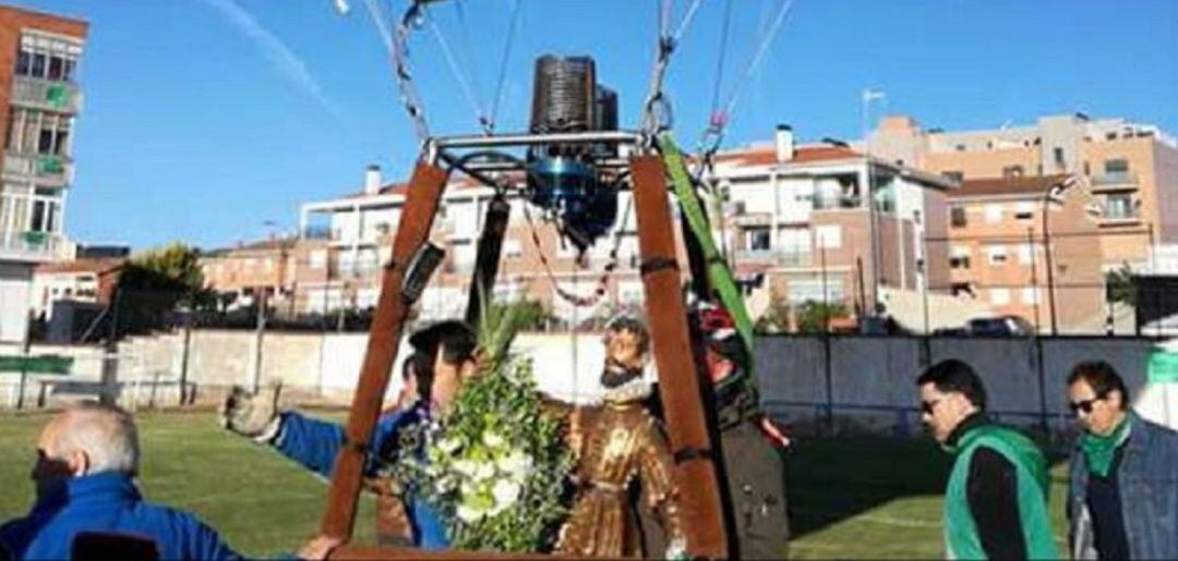 Un año el santo fue transportado en globo aerostático