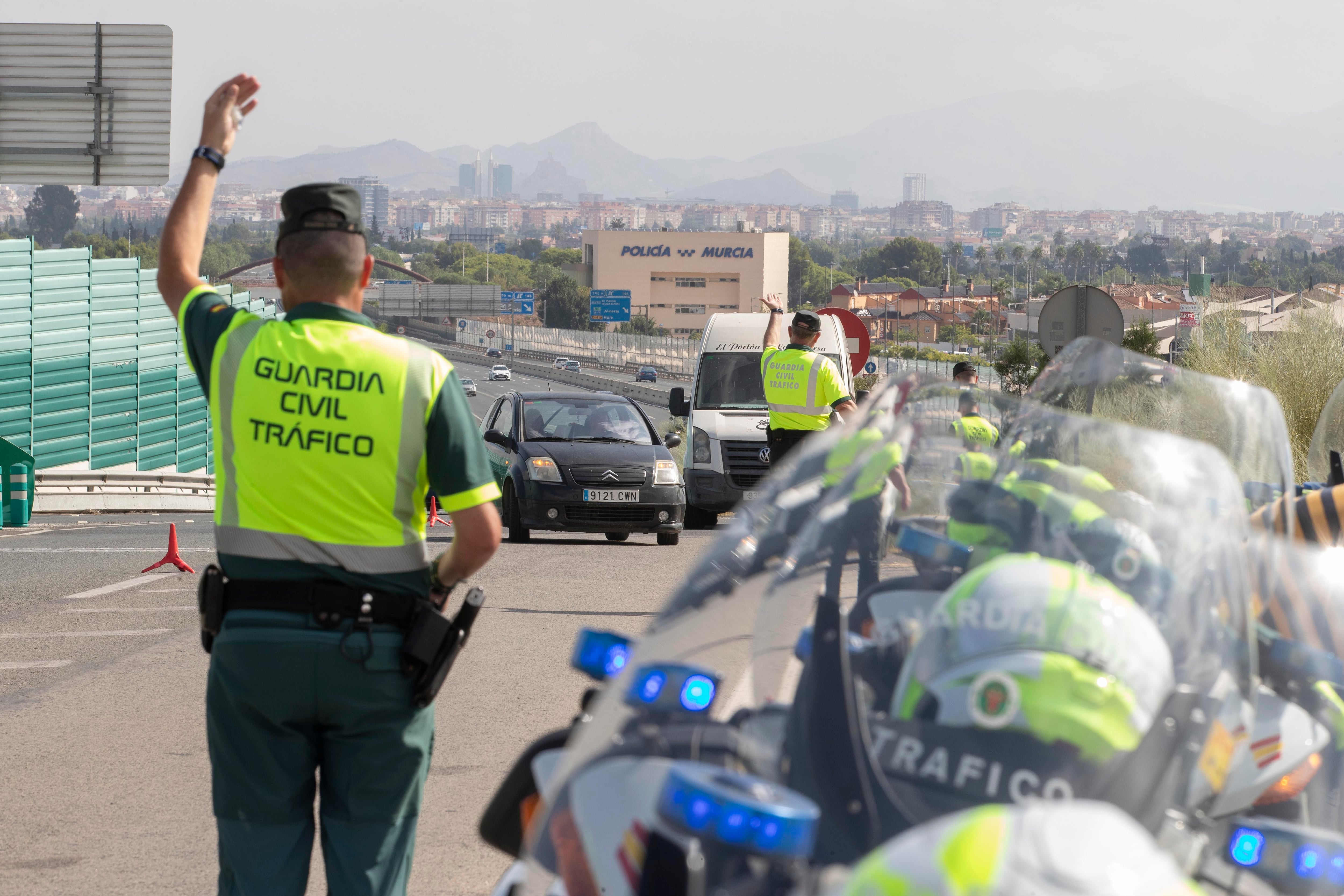 Varios agentes de la Guardia Civil paran a los conductores durante un control