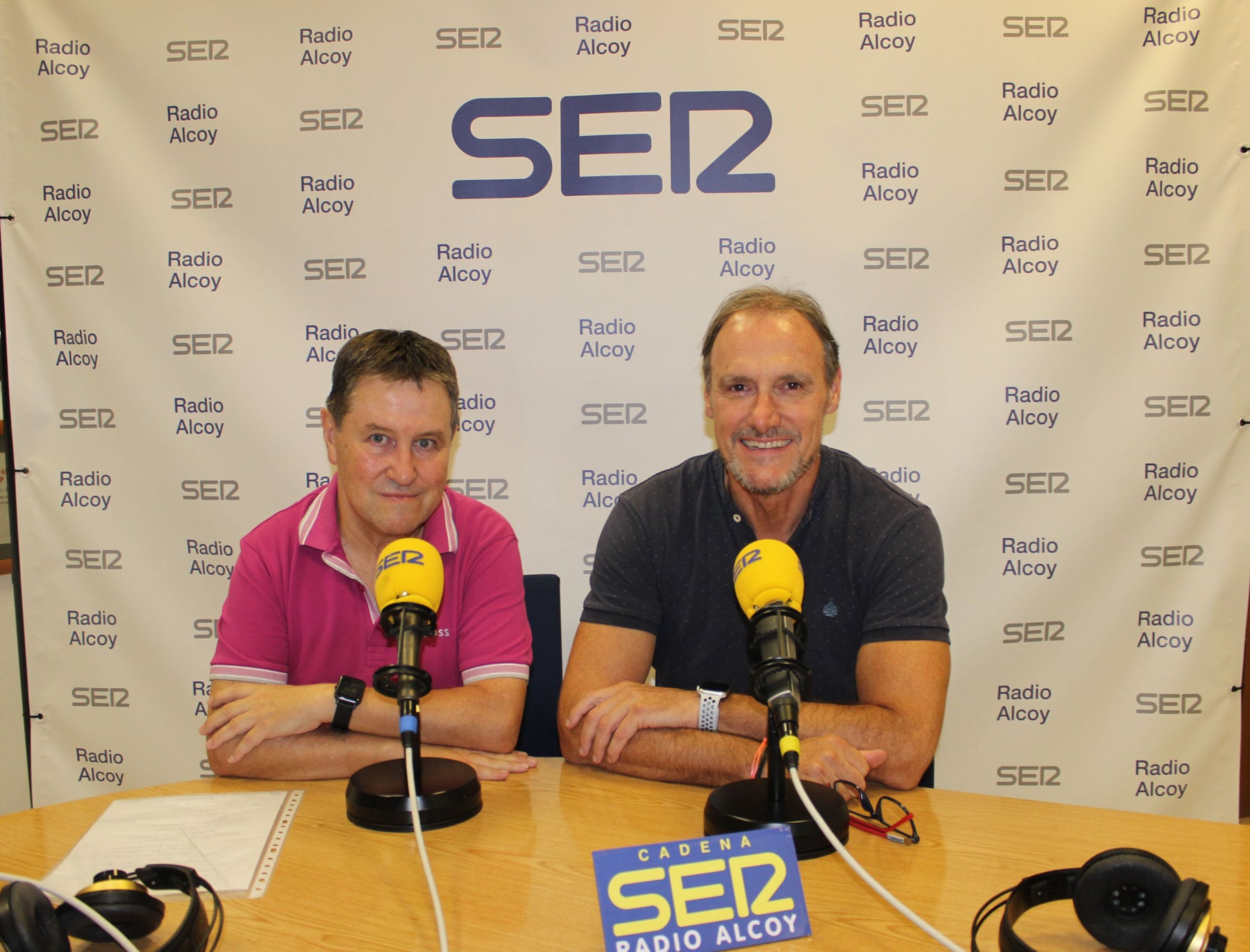 Ismael Gisbert, a la derecha, en el estudio de Radio Alcoy, junto a Jaume Abad