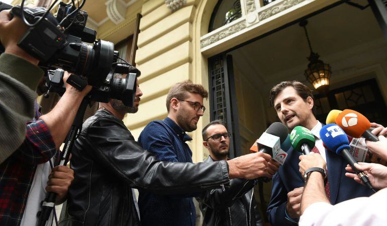 El abogado de Luis Bárcenas, Joaquín Ruiz de Infante, realiza declaraciones en el domicilio del extesorero del Partido Popular, tras hacerse pública la sentencia por la Justicia por el llamado caso Gürtel.