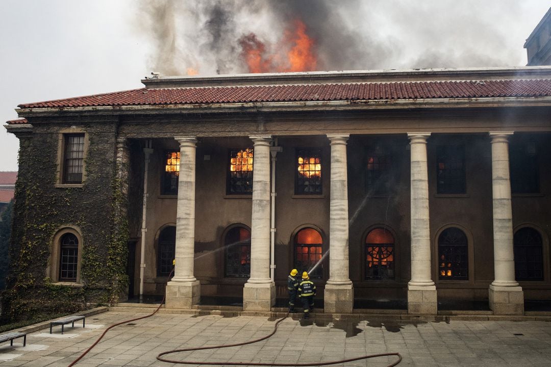 La Biblioteca Jagger, que guarda valiosas colecciones de libros antiguos y manuscritos, ha sido pasto de las llamas.