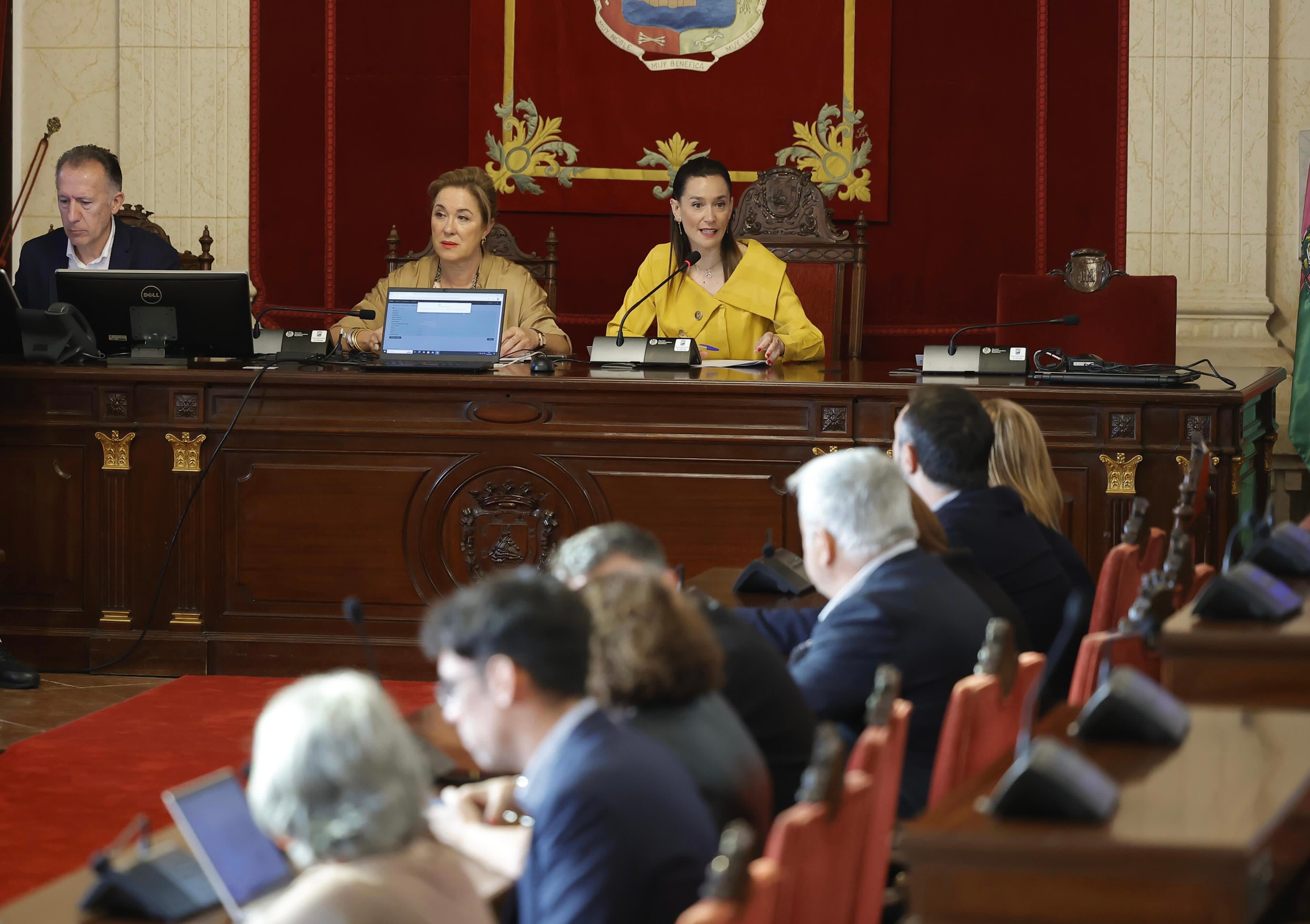 Pleno extraordinario del ayuntamiento de Málaga para llevar a cabo el sorteo de los miembros de las mesas electorales al Parlamento Europeo (Ayuntamiento de Málaga).