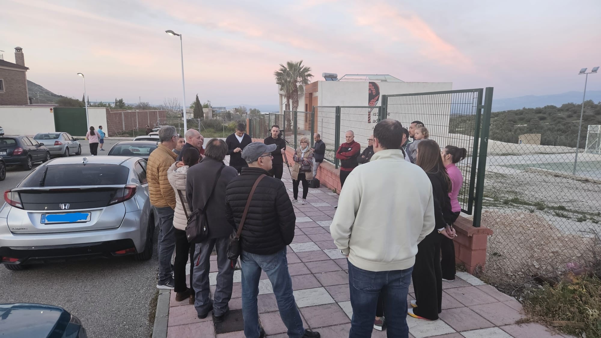 Otro momento de la reunión del grupo del PSOE con los vecinos/as de Las Glorias