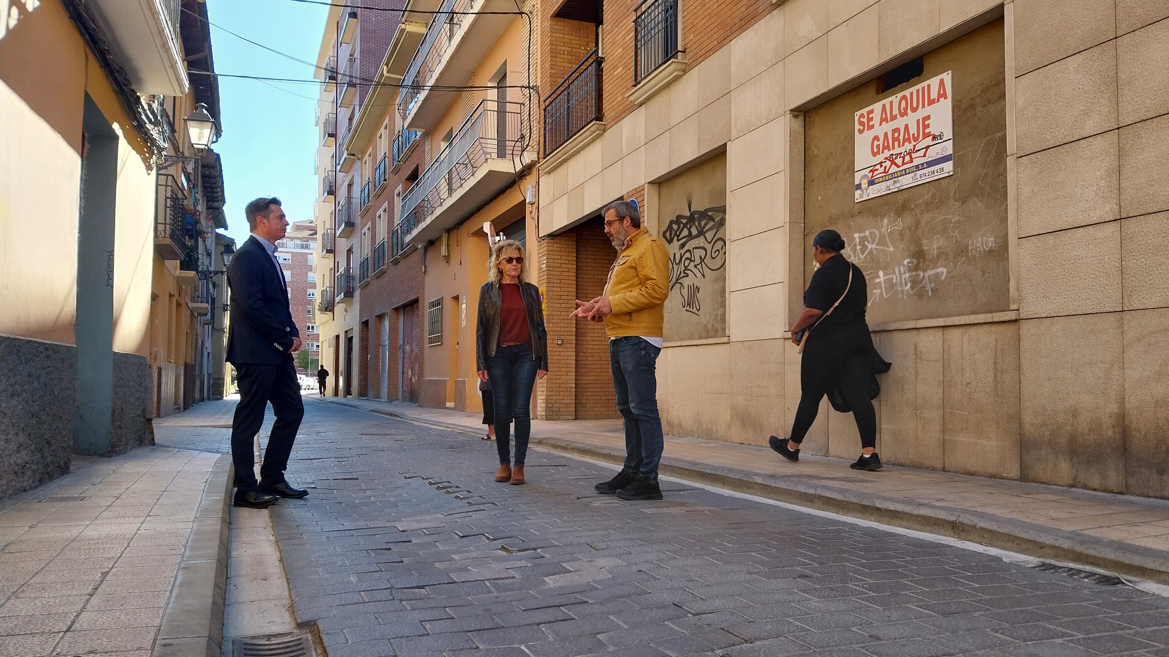 Fernando Sarasa, Silvia Salazar y Roberto Cacho en la calle Lanuza