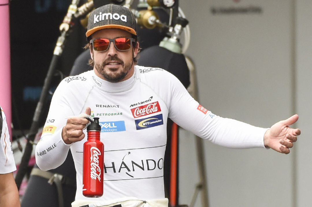 Fernando Alonso vuelve al garaje de McLaren después de su abandono en México.