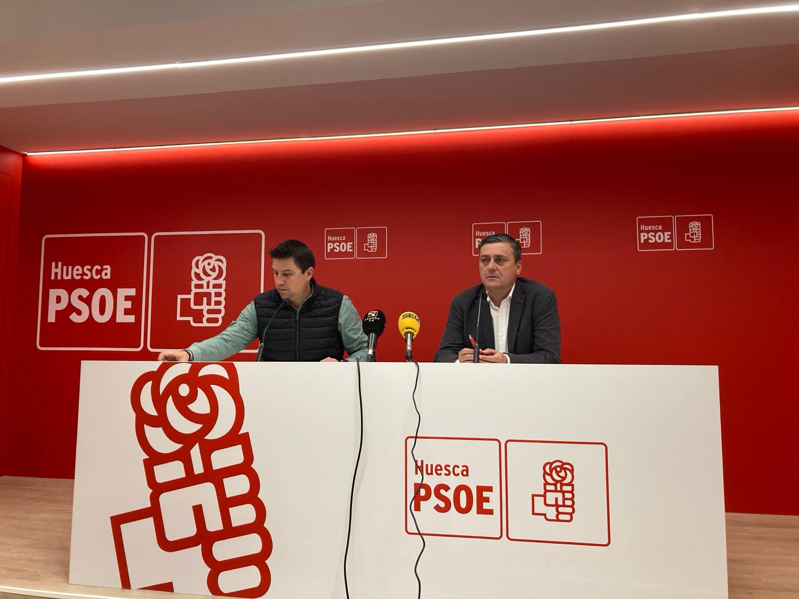 Antonio Biescas (izda.) y Fernando Sabés (dcha.), en una rueda de prensa el pasado mes de marzo