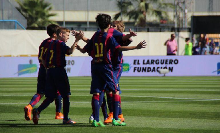 Los alevines del FC Barcelona celebran un gol