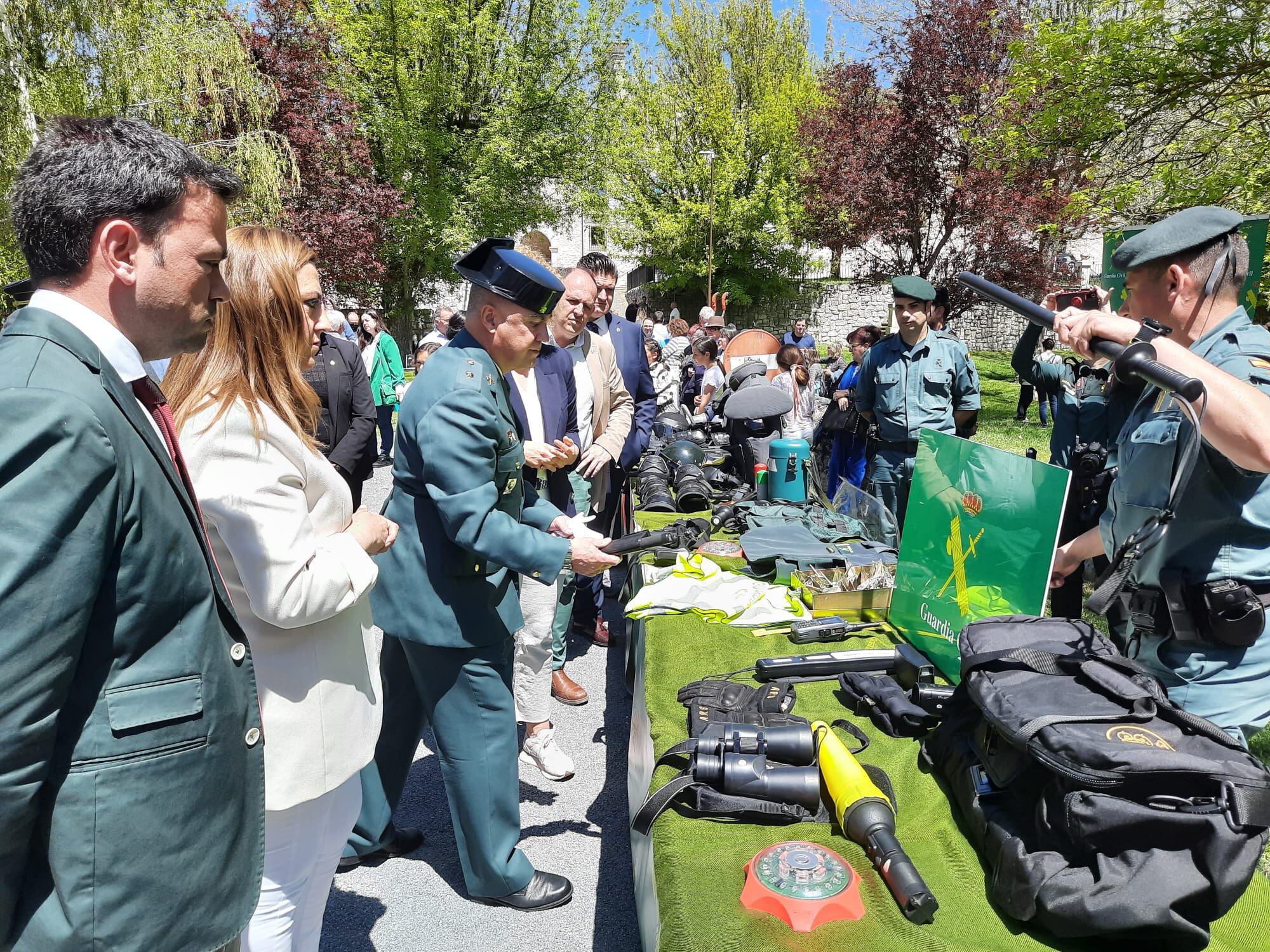 Agentes de la Guardia Civil muestran el material con el que trabajan a las autoridades en el Santuario de El Henar