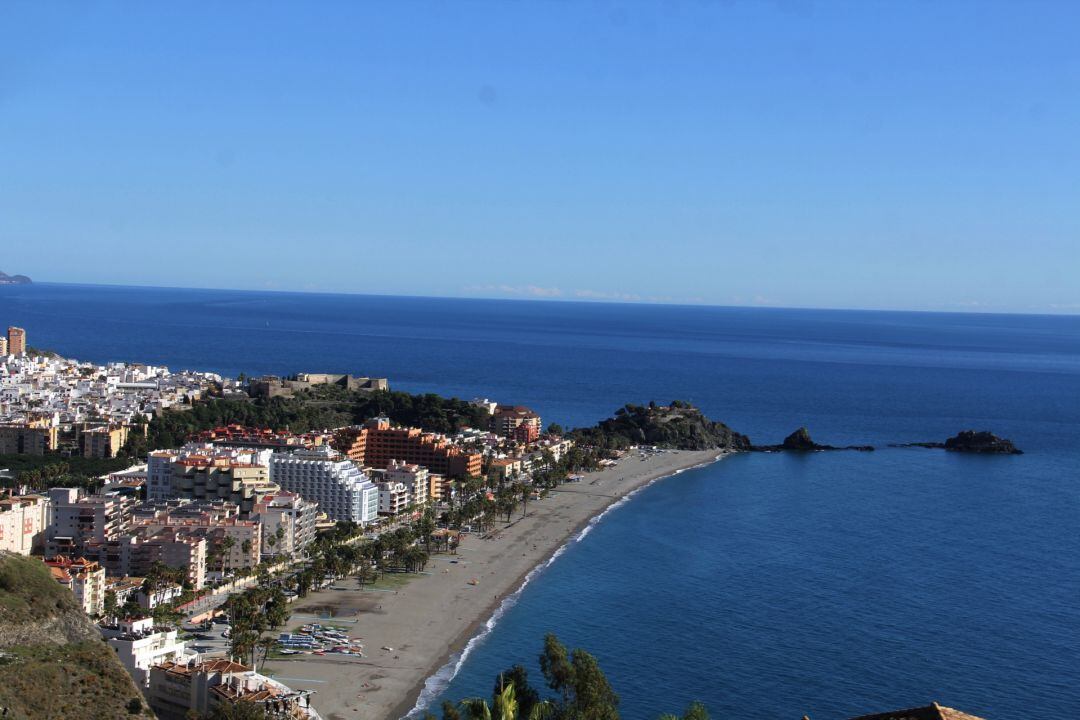 Imagen de la playa de Almuñécar durante el mes de Noviembre