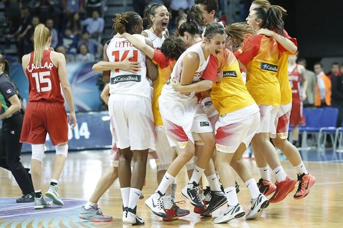 Las jugadoras de España celebran su pase a la final del Mundial tras vencer a Turquía.
