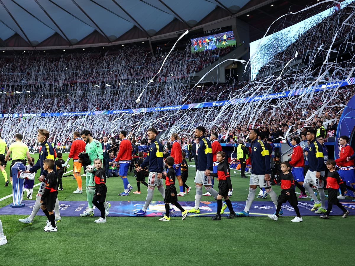 El espíritu del Vicente Calderón se apodera del Metropolitano: miles de rollos de papel higiénico tiñen de blanco el estadio