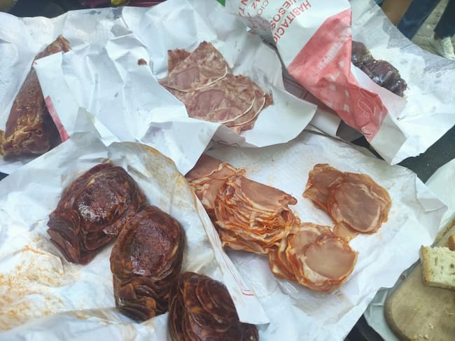 Picnic con embutidos del bar Carloto, en La Población
