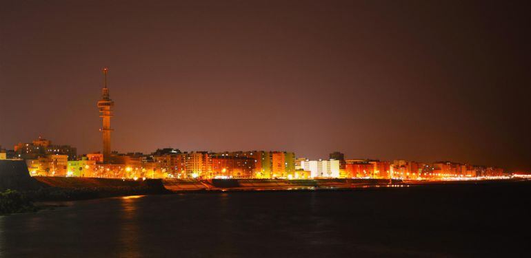 Imagen nocturna de Cádiz