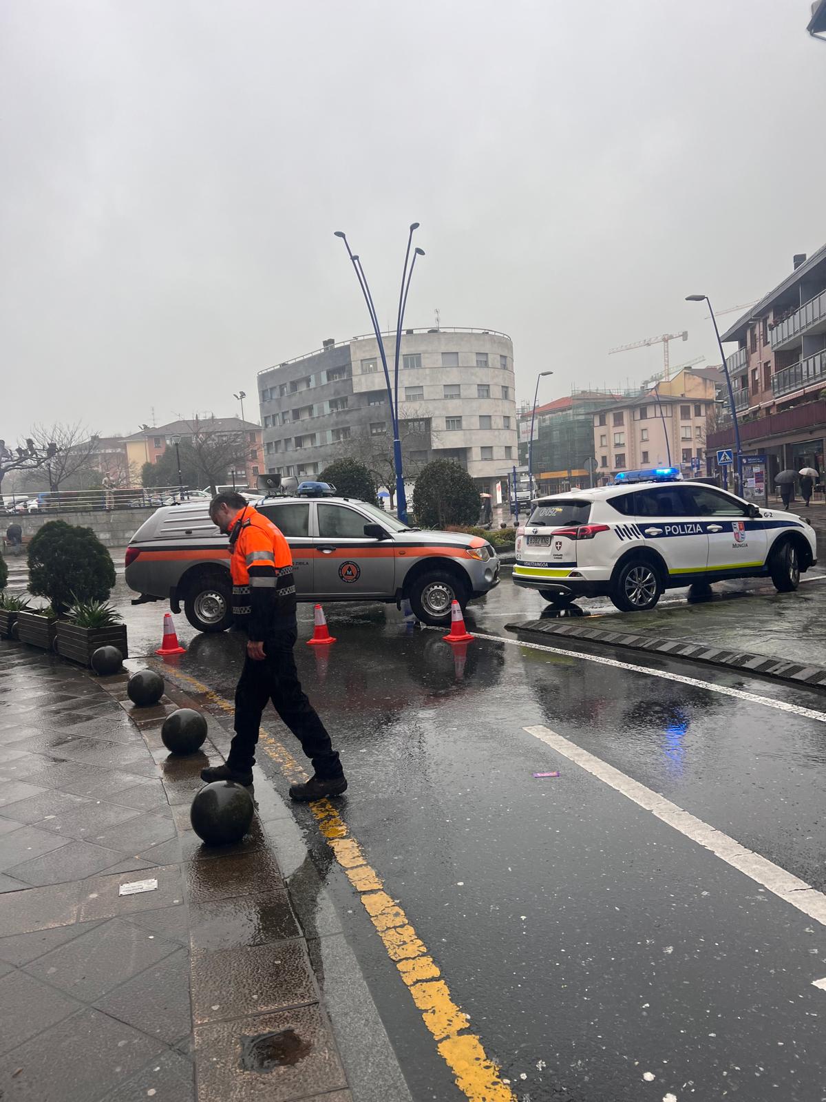 Los servicios de emergencias atienden en Euskadi más de 164 incidencias causadas por las abundantes lluvias. / Miguel Ángel Garrosa