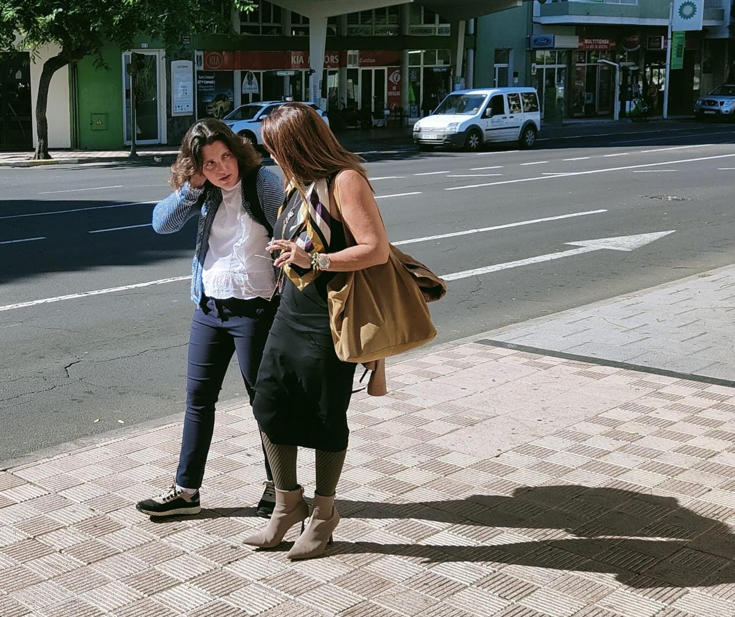 Eugenia Pais con su hija Rebeca juntas por una calle de Los Llanos de Aridane (La Palma)