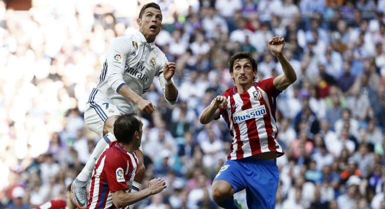 Savic trata de despejar un balón ante Cristiano Ronaldo