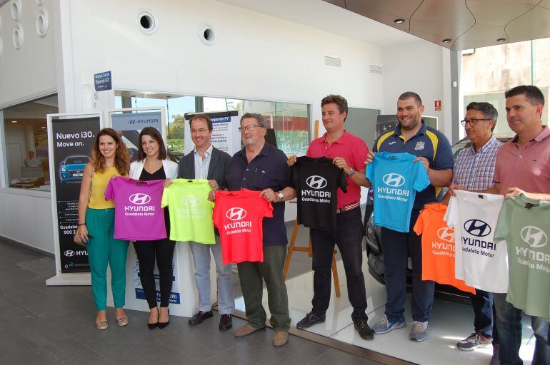 Representantes de los equipos que participan en el torneo de Fútbol con responsables de Hyundai