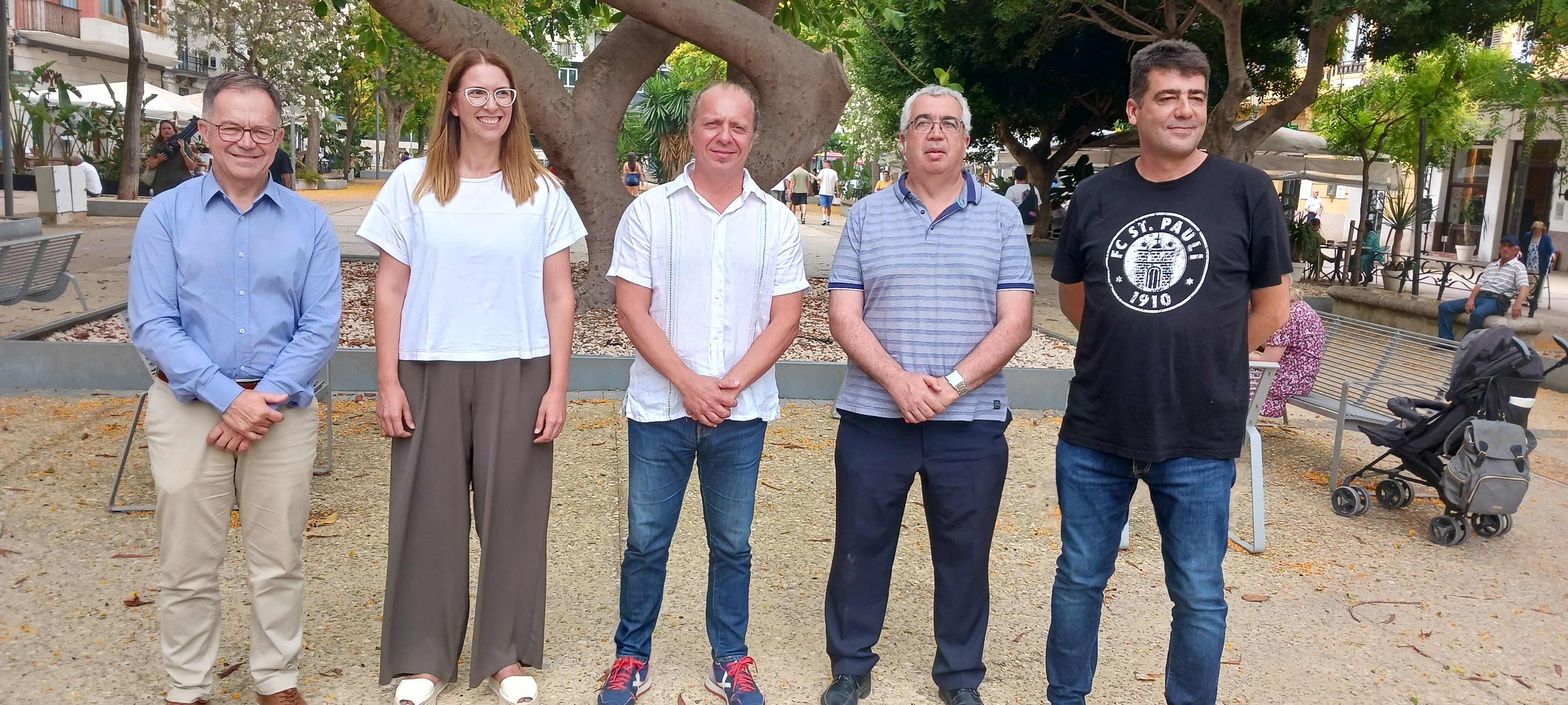 Ferrer y Massanet, en el centro de la imagen