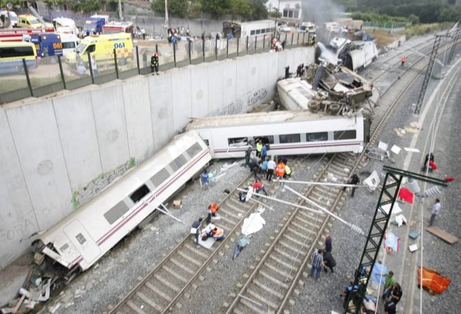 Estado en el que ha quedado el tren Alvia que cubría la ruta entre Madrid y Ferrol tras descarrilar esta noche de miércoles, cuando ya estaba muy cerca de Santiago de Compostela. Hasta el lugar se han desplazado efectivos de la Policía Nacional, así como 