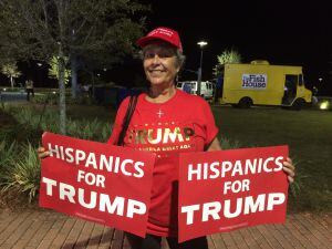 Mabel Mayers, de Puerto Rico, orgullosa con los carteles suministrados por voluntarios de la campaña de Trump