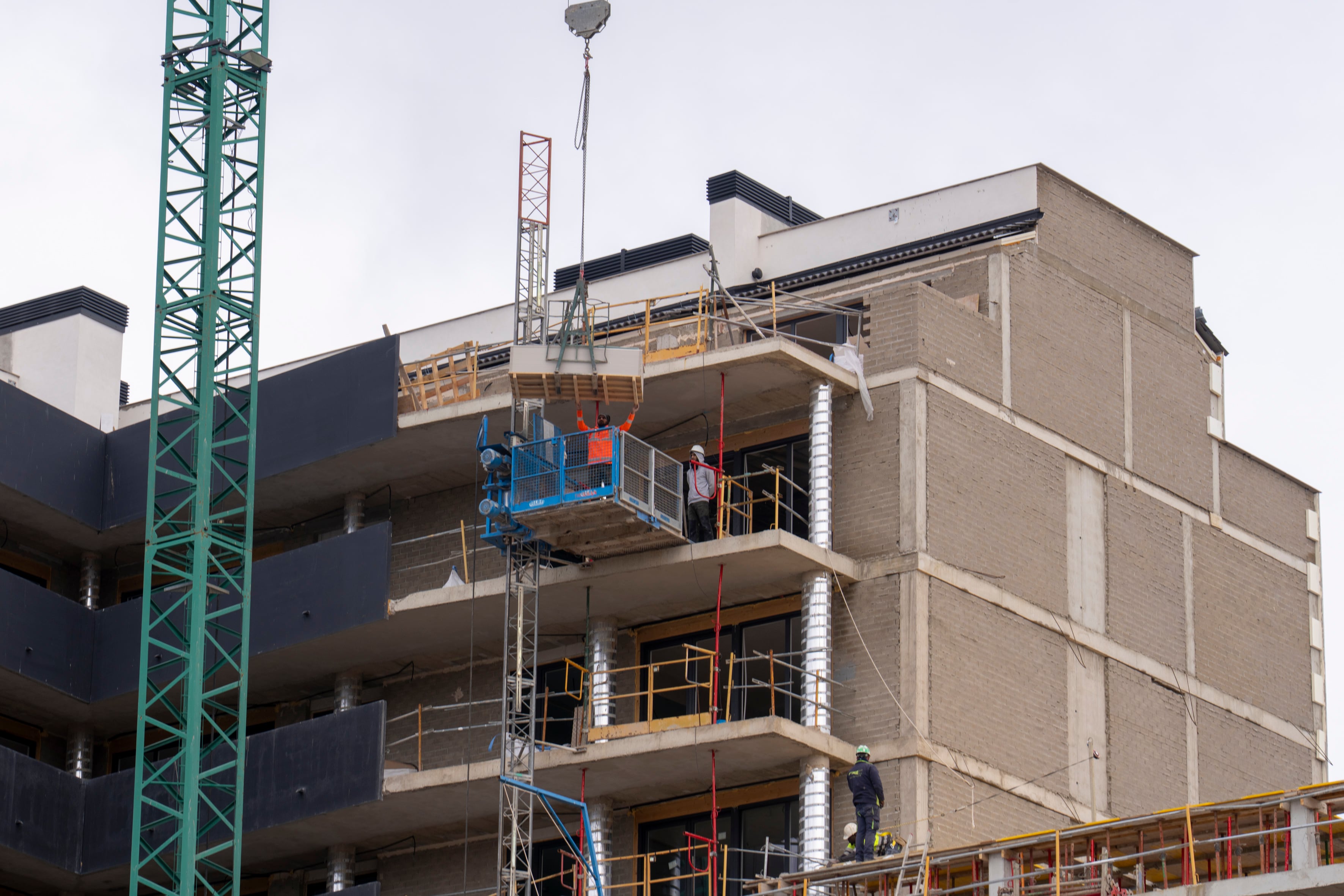 Varios obreros en un edificio de viviendas en construcción este lunes en Teruel. 