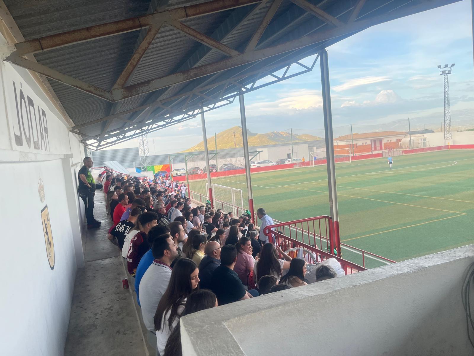 Aspecto de la grada del municipal 'Francisco Herrera Cueva' de Jódar en el encuentro Jódar - Beas