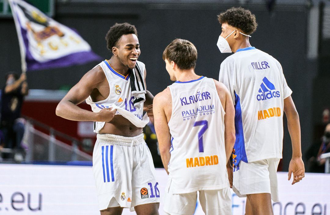 Los jóvenes del Real Madrid celebran la victoria