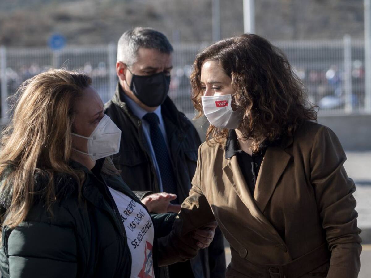Abuchean a Isabel Díaz Ayuso a su llegada al hospital del Henares