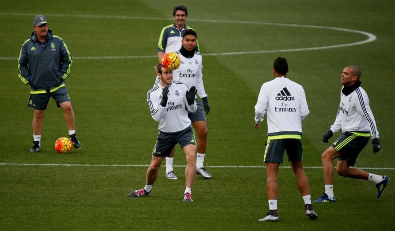 Benítez y varios jugadores del Real Madrid durante un entrenamiento en Valdebebas