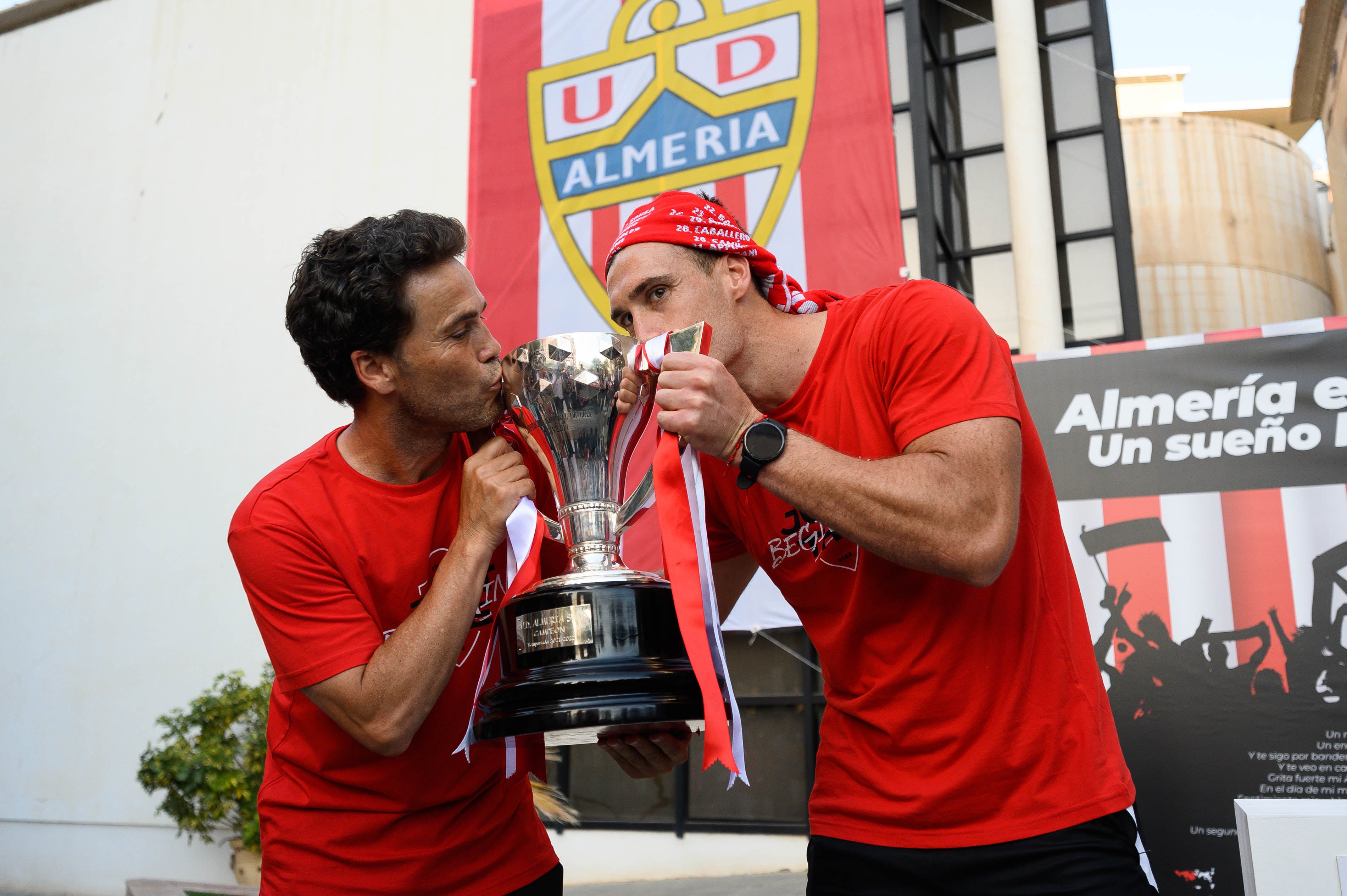Rubi y Fernando besando la copa de campeón de Segunda.
