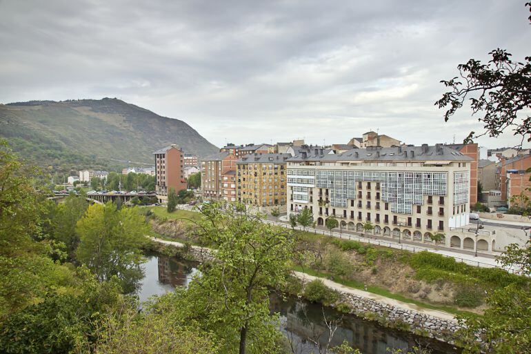 Vista de Ponferrada con el Pajariel al fondo