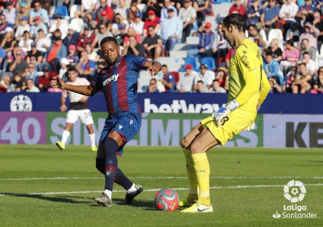 Hernani presiona a Diego López