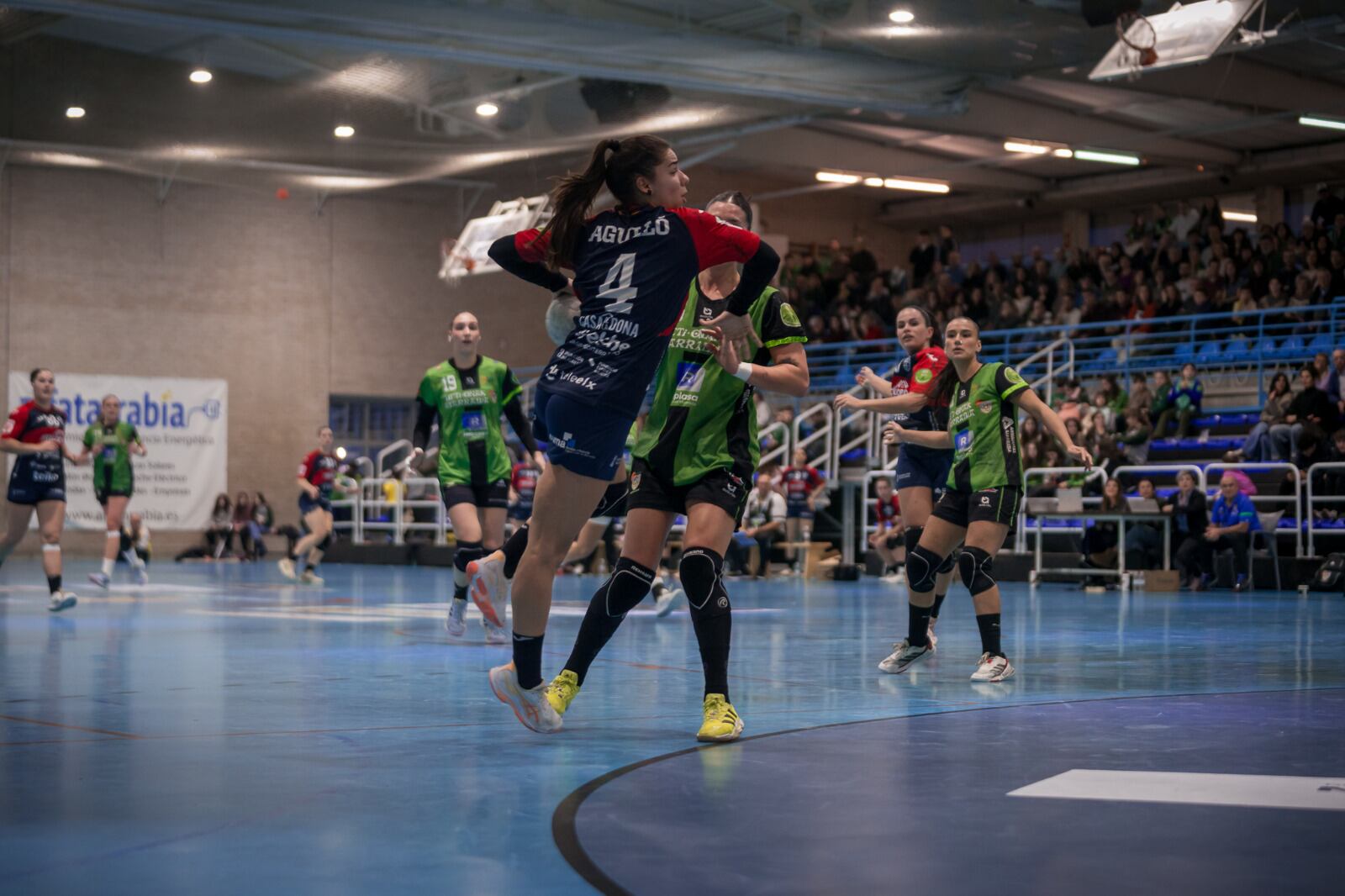 La jugadora Paula Agulló lanzando durante el partido ante Beti-Onak